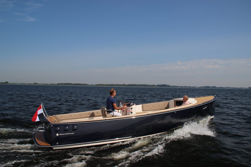 De Admirals tender heeft een tumblehome achterkant
