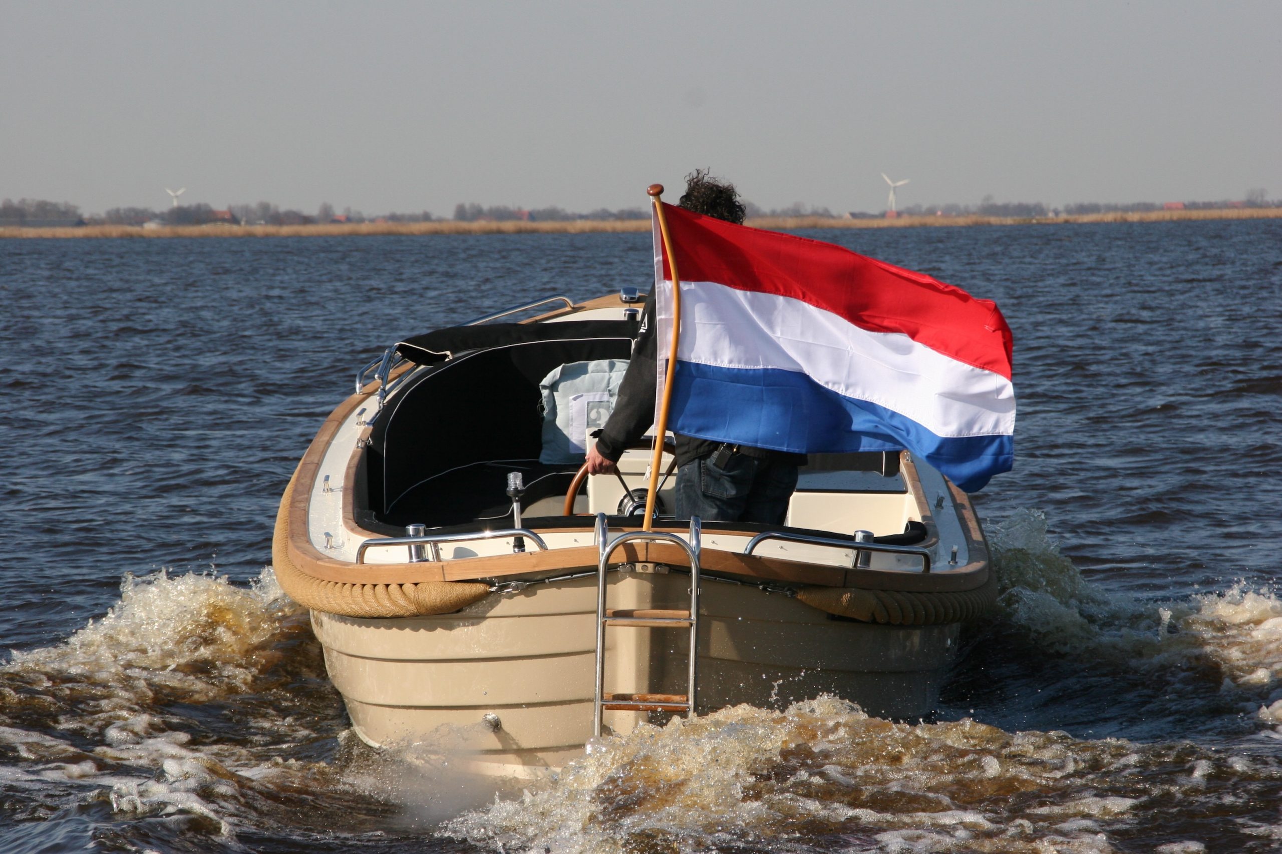 Wat is het verschil tussen een sloep en een tender?